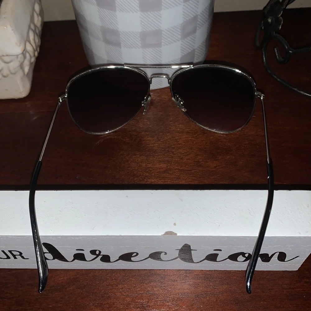Ellie Tahari Smoke colored Aviator 100% UV Protective sunglasses EUC